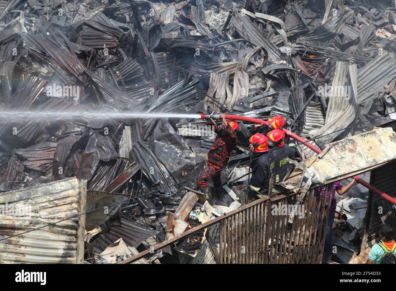 Dhaka Bangladesh.4 de abril de 2023, después de seis horas y media, estalló un terrible incendio en Bangabazar, uno de los principales mercados de tela de Bangladesh. Al igual Foto de stock