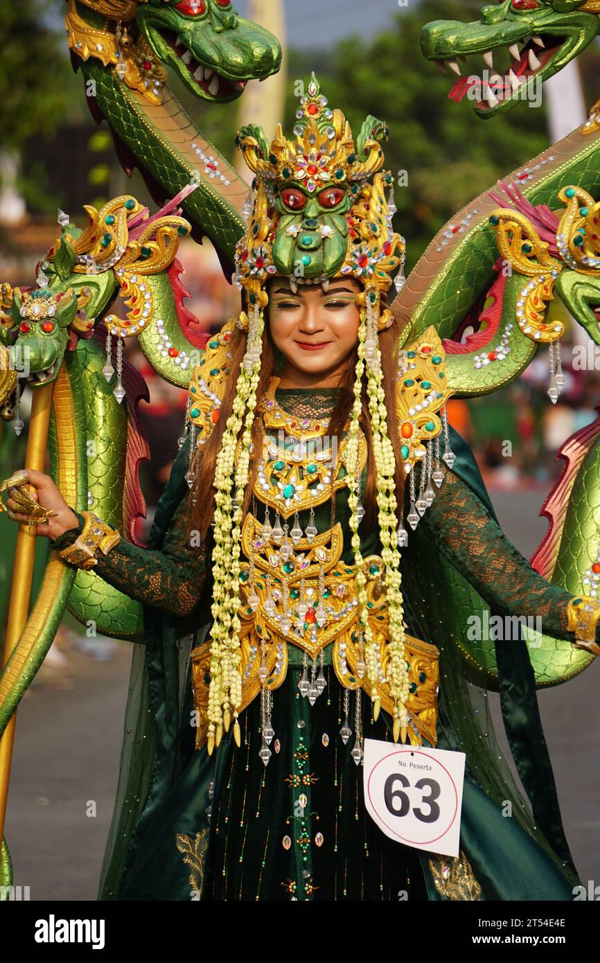 Una serpiente multicolor de disfraces despide el Carnaval en Ayamonte