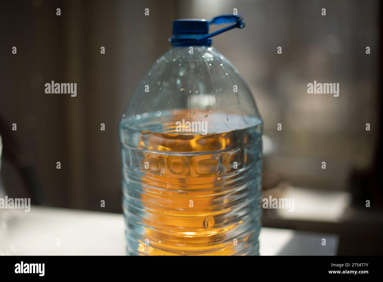 Gallon bottle water fotografías e imágenes de alta resolución - Página 7 -  Alamy