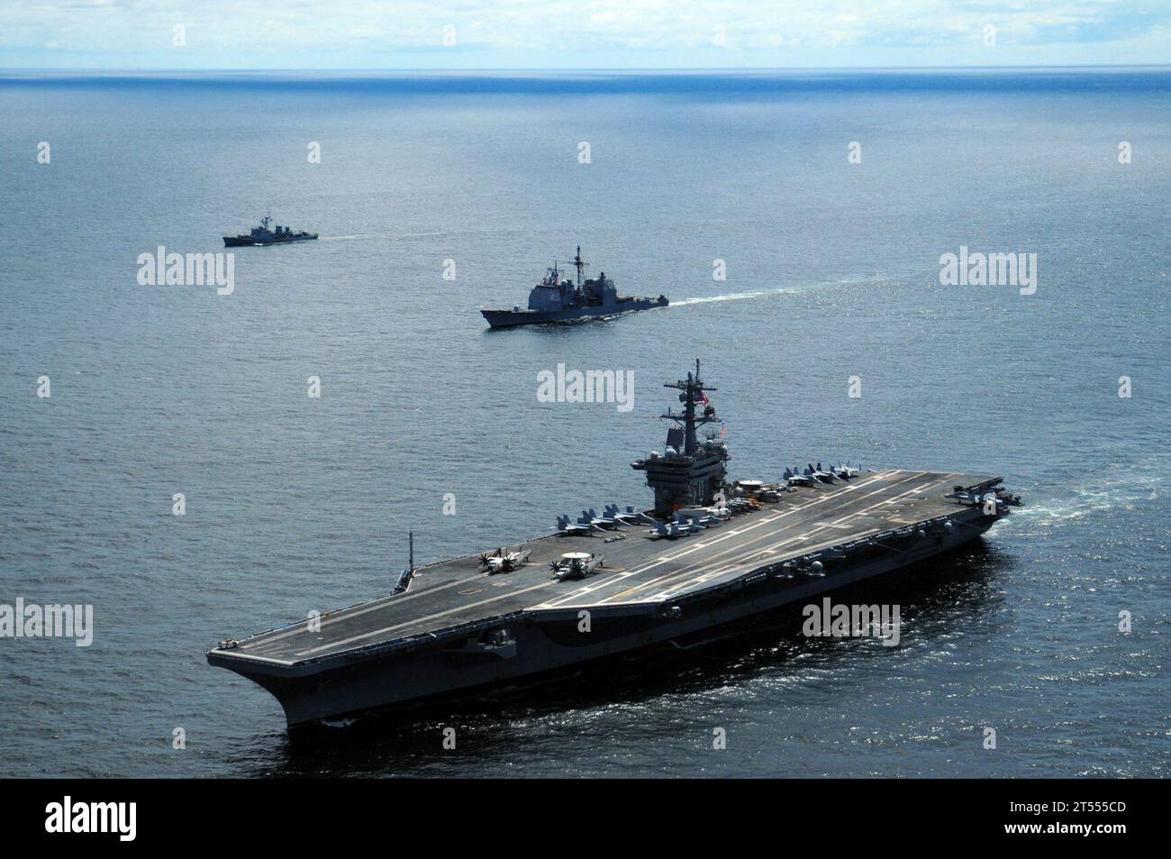 Militares extranjeros, marina, buques, mares del sur 2010, Marina de los EE.UU., Uruguay (ROU 1), USS Bunker Hill (CG 52), USS Carl Vinson (CVN 70) Foto de stock