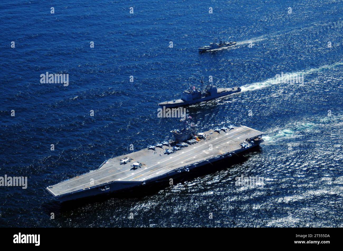 Militares extranjeros, marina, buques, mares del sur 2010, Marina de los EE.UU., Uruguay (ROU 1), USS Bunker Hill (CG 52), USS Carl Vinson (CVN 70) Foto de stock