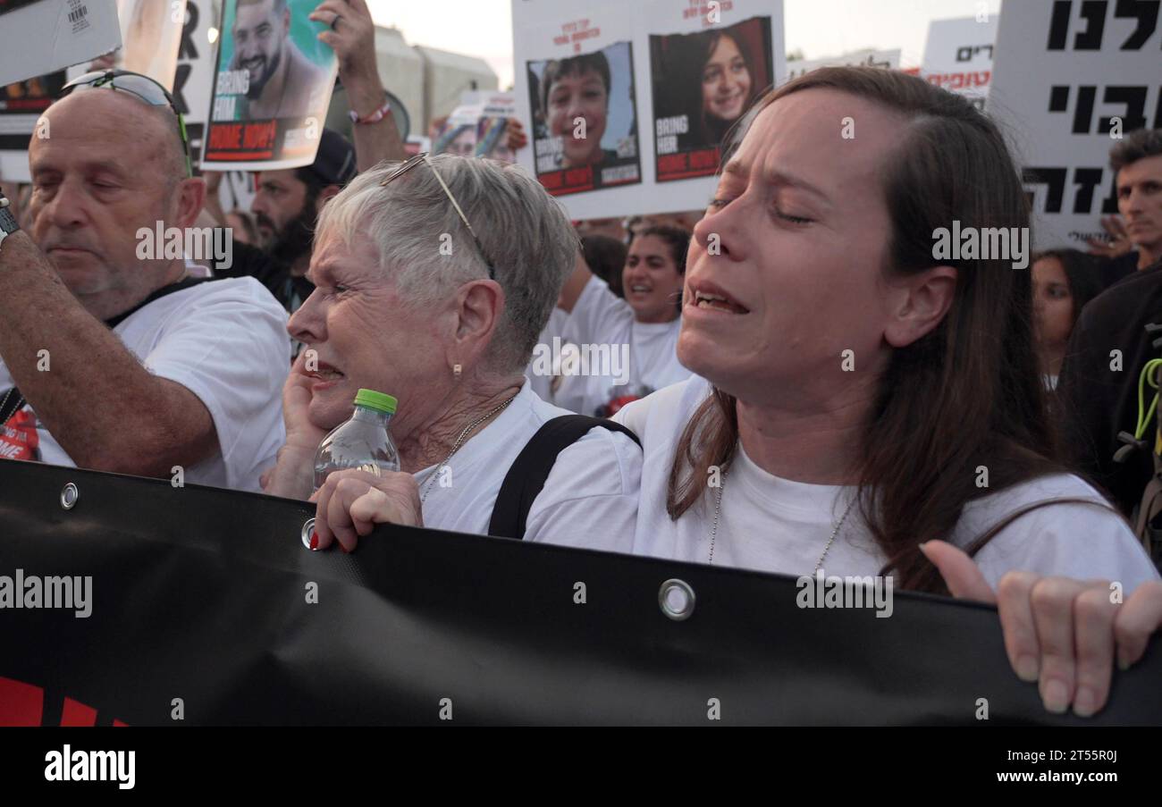 Una mujer llora mientras los miembros de la comunidad kibutz de Kfar Aza sostienen fotos de israelíes retenidos como rehenes por Hamas durante una manifestación para poner de relieve la difícil situación de los rehenes retenidos en Gaza. quienes fueron capturados en el mortal ataque del 7 de octubre por militantes de Hamás el 2 de noviembre de 2023 en Tel Aviv, Israel. Foto de stock