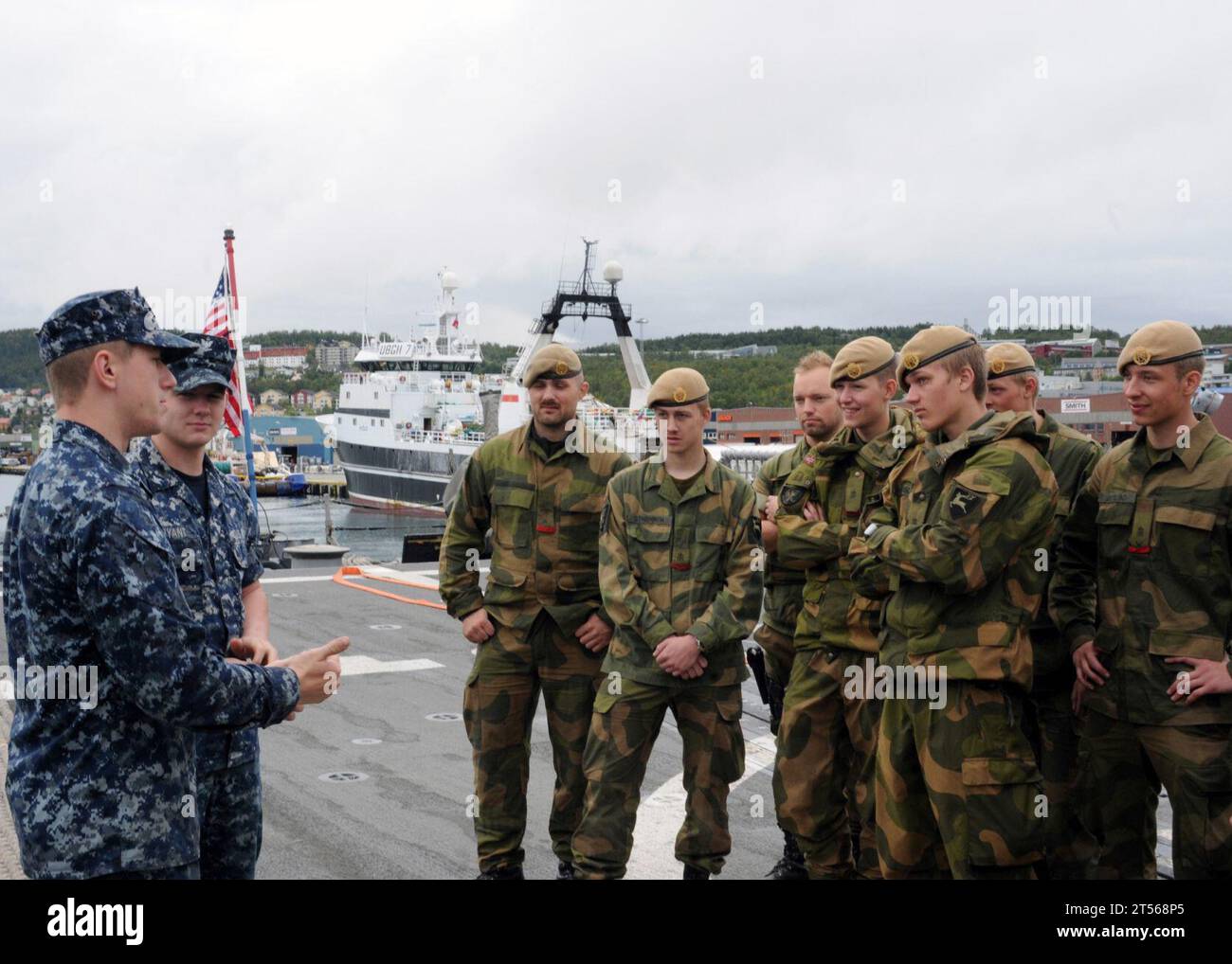 Noruega, ejército noruego, gira, Tromso, USS Carr (FFG 52) Foto de stock