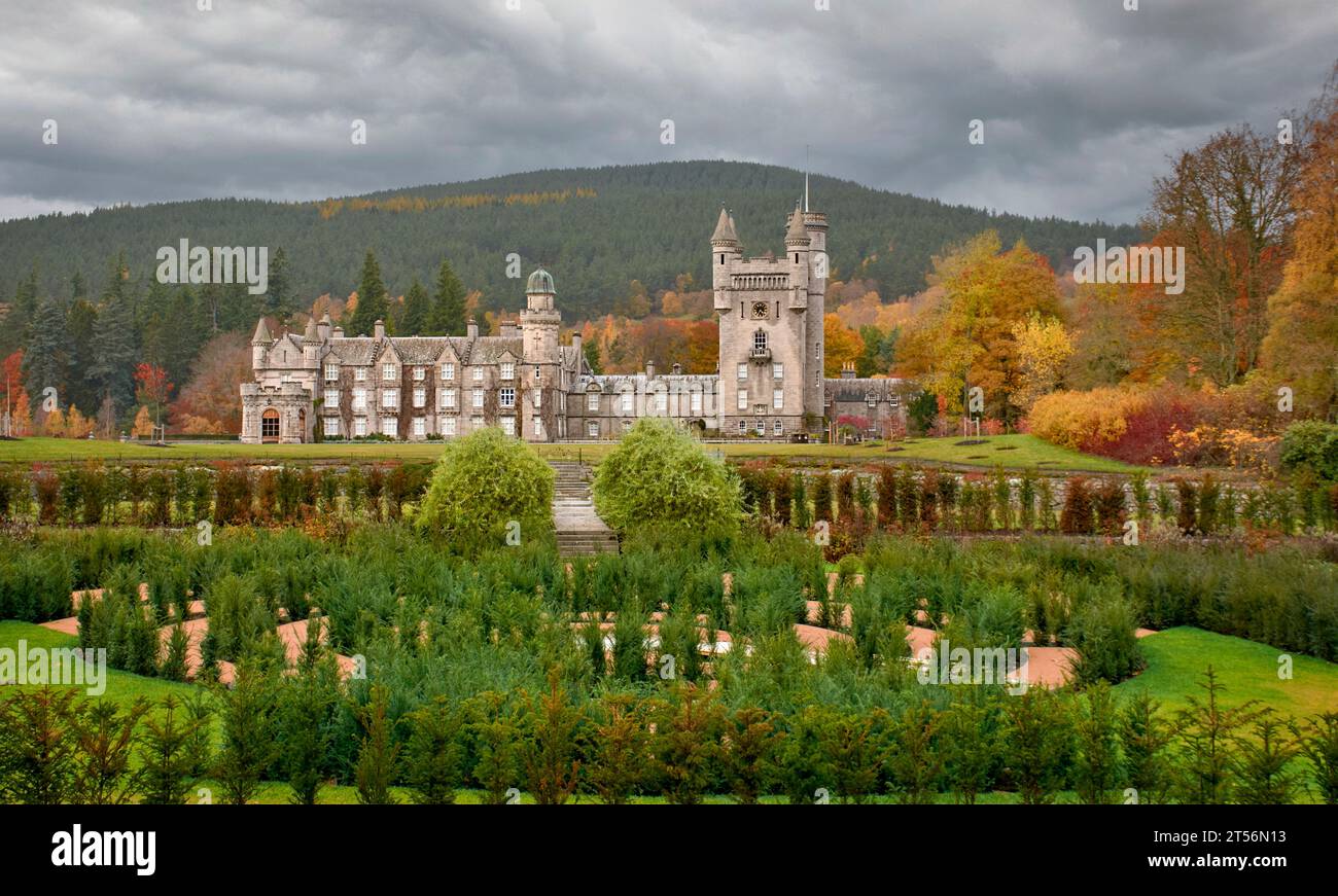Balmoral Estates Crathie Scotland Los terrenos del castillo y el jardín formal con árboles en colores otoñales Foto de stock
