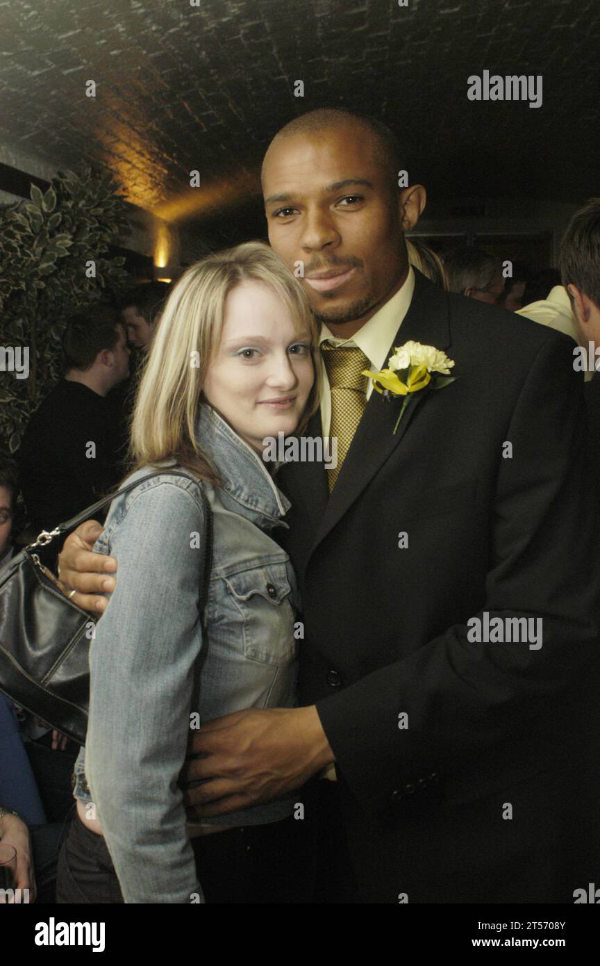 El equipo de Cardiff City celebra su ascenso de Segunda División en la Brasserie belga en Westgate Street el 25 de mayo de 2003. Fotografía: ROB WATKINS. En la foto: Daniel Gabbidon y su novia Sarah Young Foto de stock