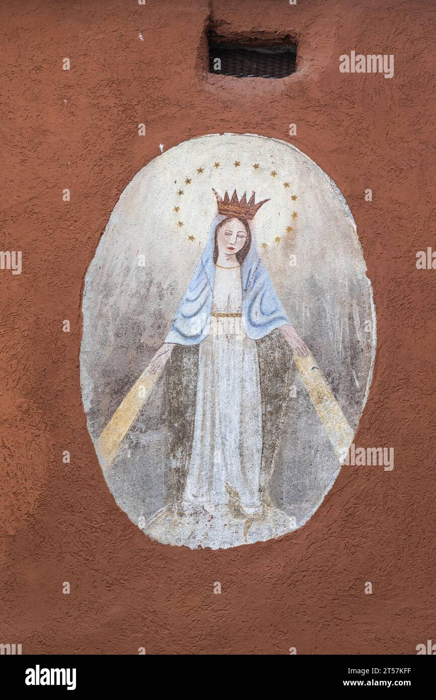 Pintura mural antigua de la Virgen María en Riva di Solto, Italia Foto de stock