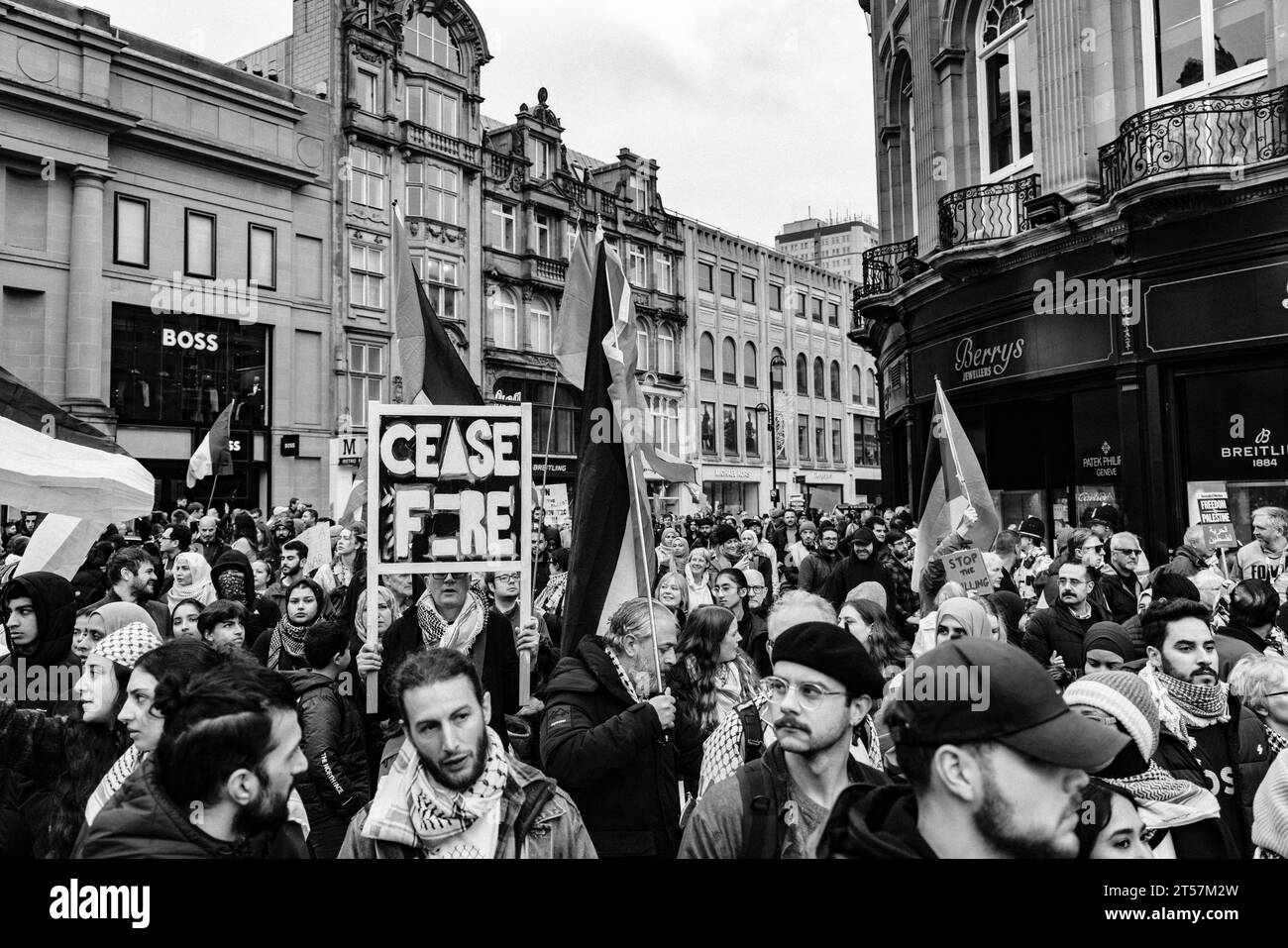 Manifestantes ondean banderas palestinas y carteles caseros en el centro de la ciudad en la marcha de alto el fuego de Gaza. Newcastle upon Tyne, Inglaterra, Reino Unido - 28 oct 2023. Foto de stock