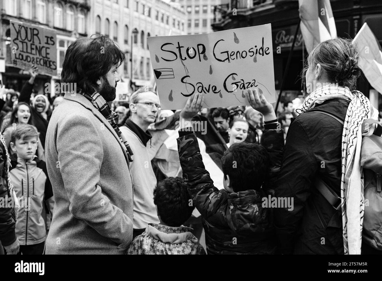 Multitud de manifestantes marchan por el alto el fuego de Gaza ondeando banderas palestinas y carteles de protesta hechos a mano. Monumento de Grey. Newcastle upon Tyne 28 de octubre de 2023 Foto de stock