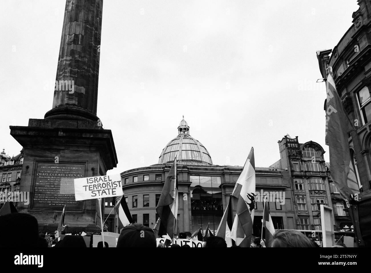 Banderas de Palestina y letrero hecho a mano dice "Estado terrorista de Israel" en el monumento de Grey en Newcastle upon Tyne, Inglaterra, Reino Unido - 28 de octubre de 2023. Foto de stock