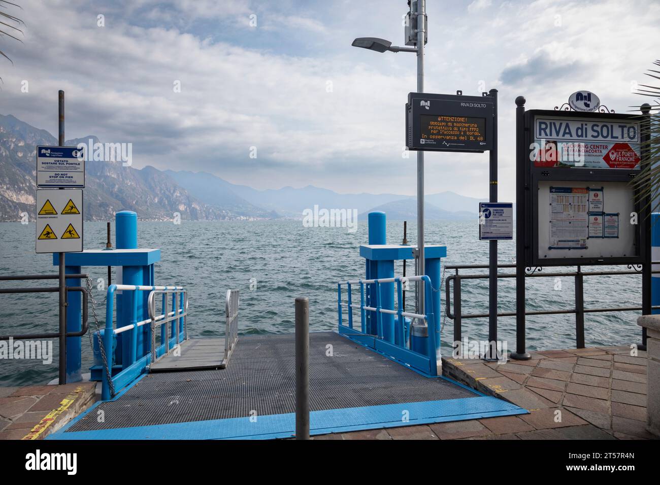 Muelle de ferry, Riva di Solto, Italia Foto de stock
