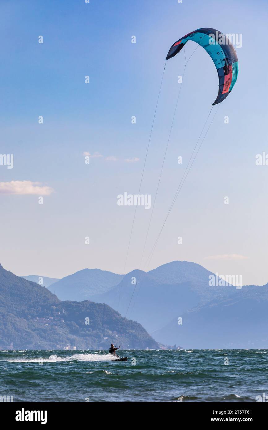 Kite surfer cerca de Gravedona en el lago de Como, Italia Foto de stock