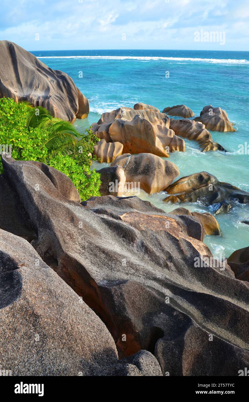 Anse Source d'Argent playa con grandes rocas de granito en un día soleado. Isla La Digue, Océano Índico, Seychelles. Destino tropical. Foto de stock