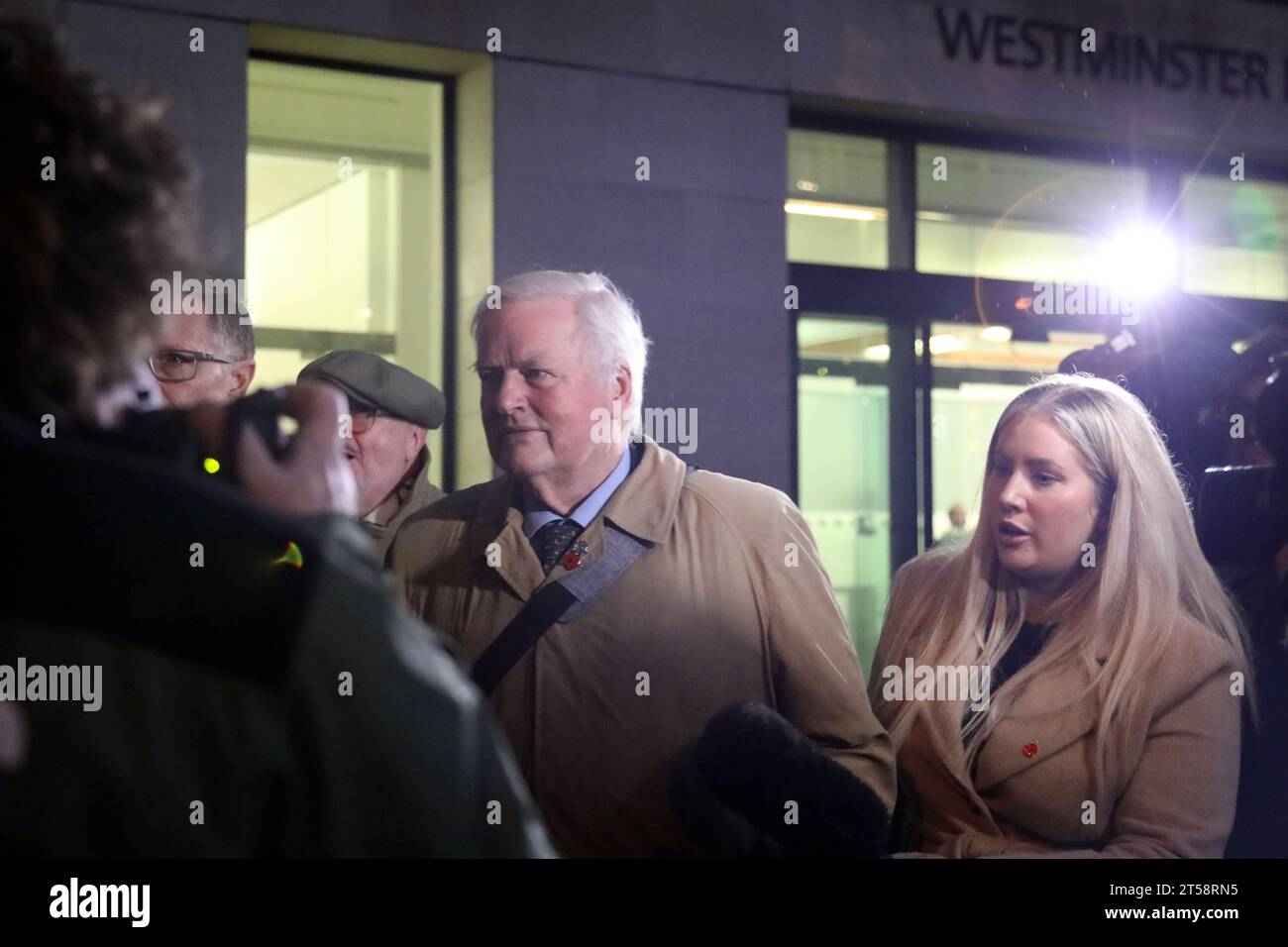 Bob Stewart MP pasa por delante de un escrutinio mediático frente a la Corte de Magistrados de Westminster el 3 de noviembre de 2023, después de ser declarado culpable de abuso racial Foto de stock