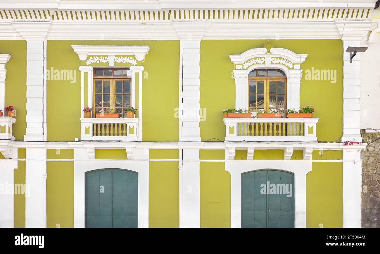 Vista de la calle de un antiguo edificio colonial en Quito, Ecuador. Foto de stock
