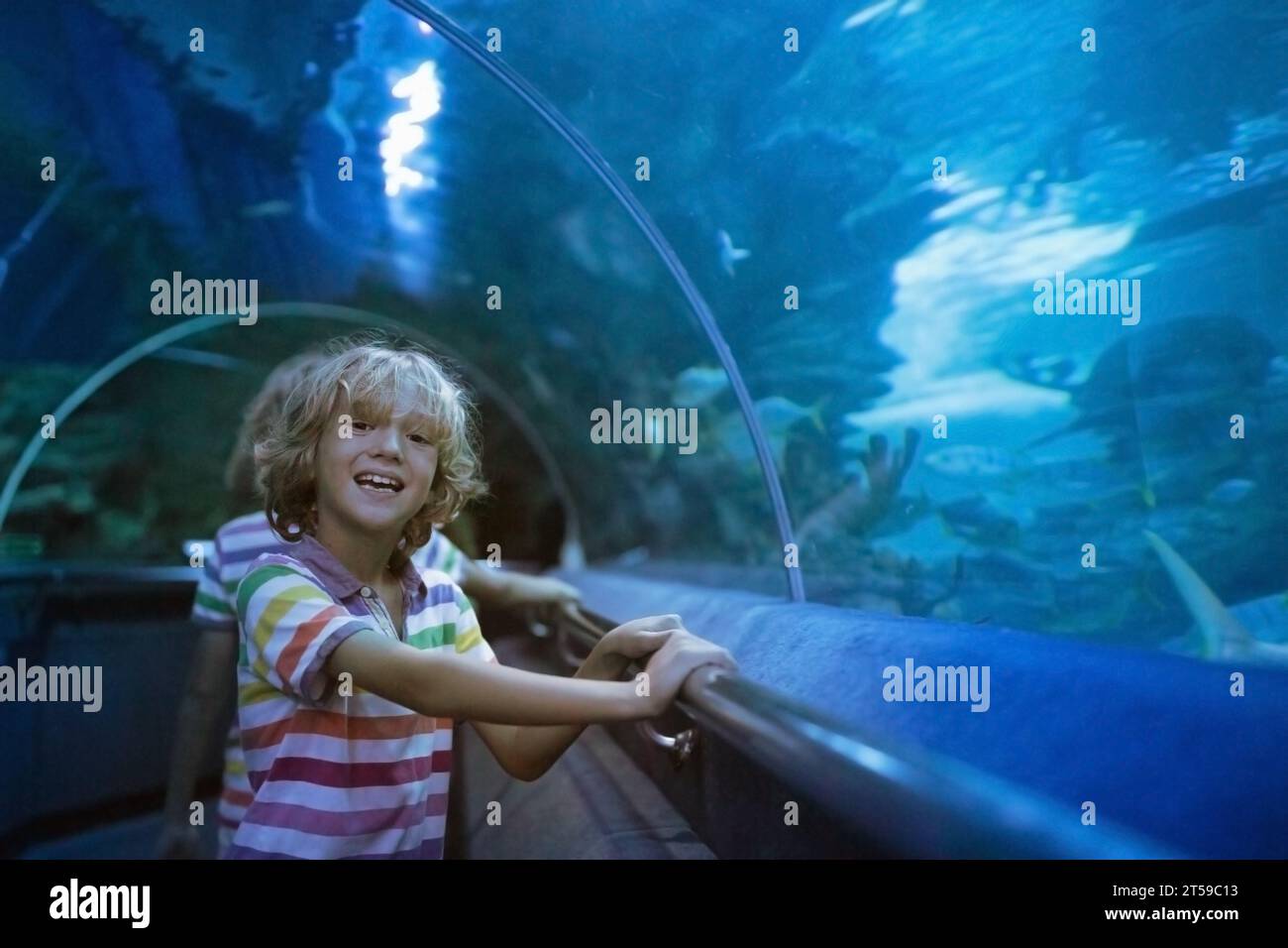 Niño y niña bajo el agua fotografías e imágenes de alta resolución - Página  3 - Alamy
