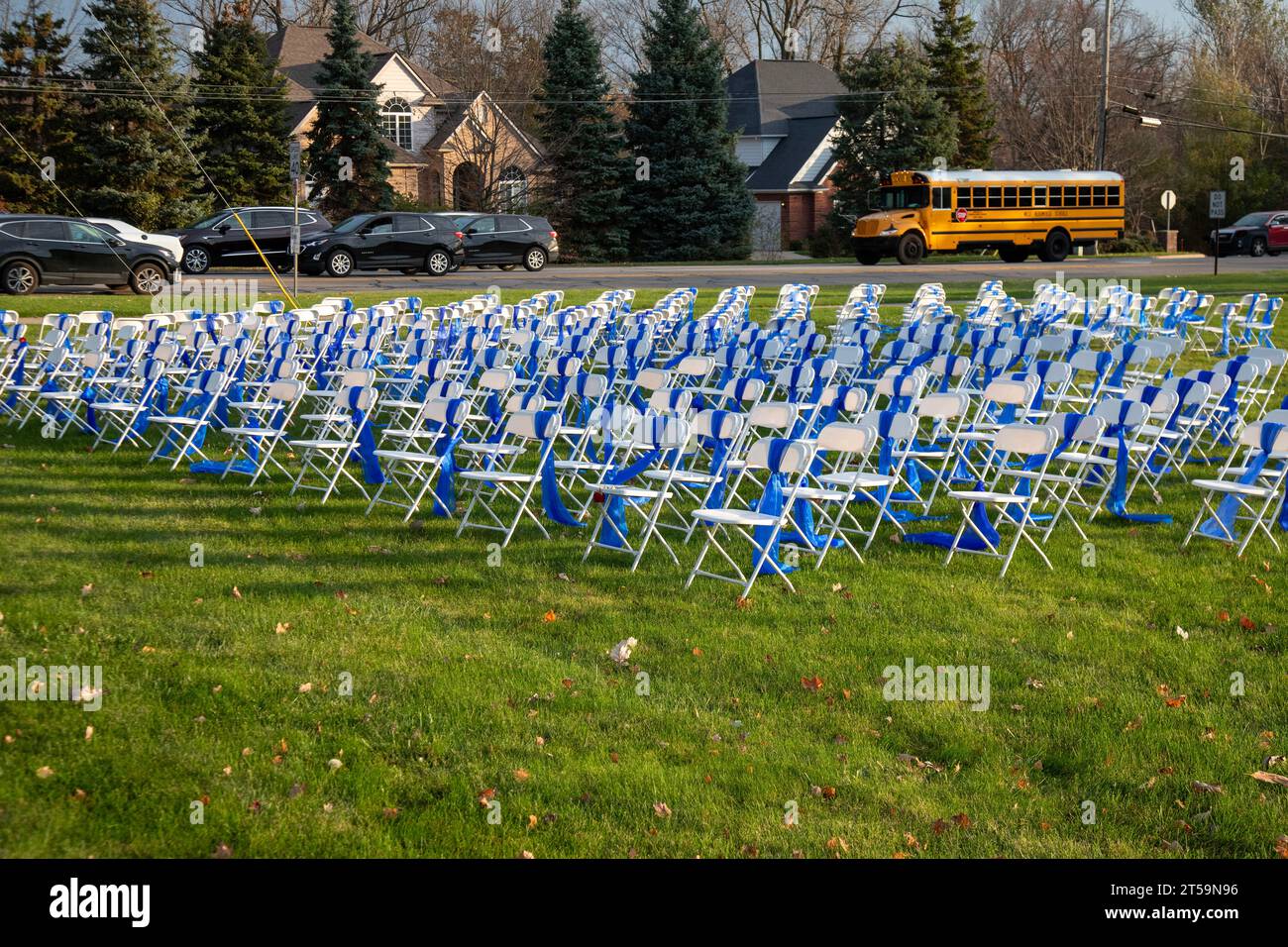 West Bloomfield, Michigan, Estados Unidos. 3 de noviembre de 2023. El templo Shir Shalom dispuso 220 sillas blancas con cintas azules, cada una representando a uno de los rehenes israelíes y extranjeros que Hamas tenía en Gaza. Crédito: Jim West/Alamy Live News Foto de stock