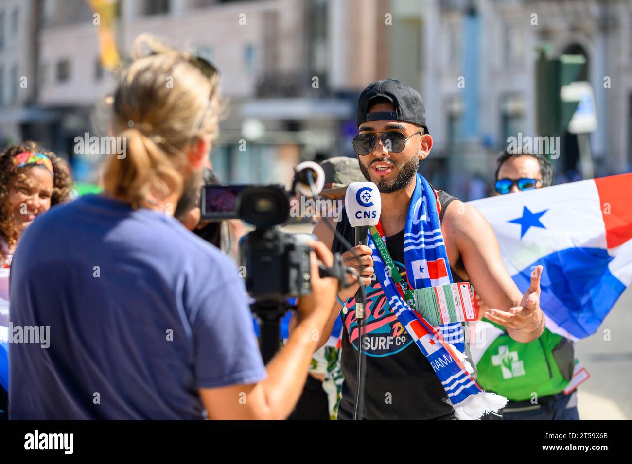 Un peregrino de Panamá entrevistado por Catholic News Service (CNS) durante las Jornadas Mundiales de la Juventud 2023 en Lisboa, Portugal. Foto de stock