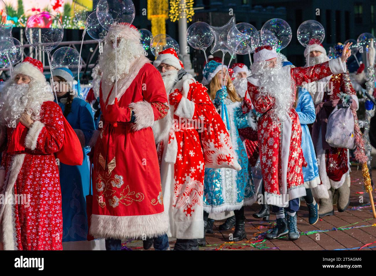 procesión de las vacaciones de año nuevo de santa claus 2025 Fotografía