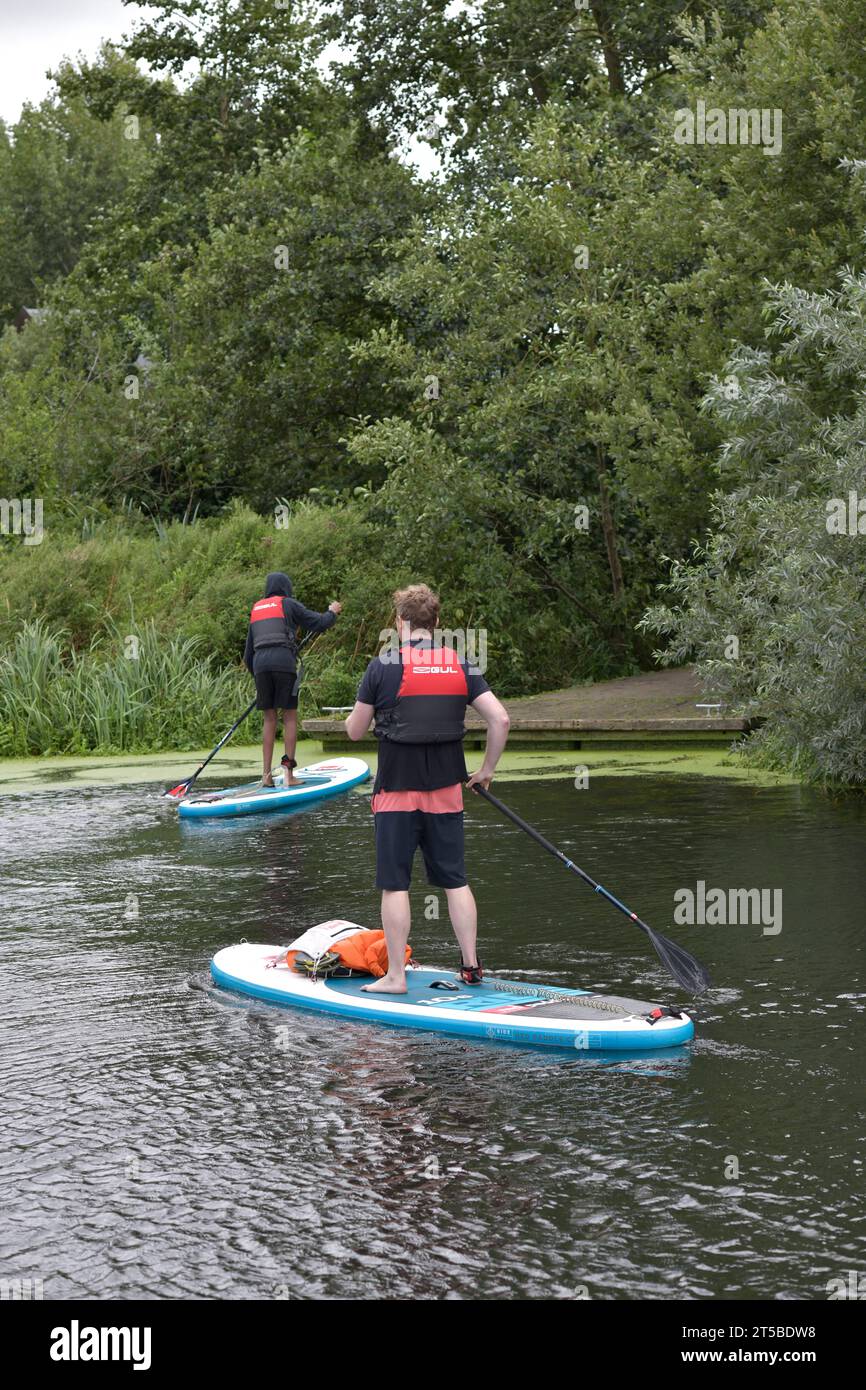 paddle boarding río waveney bungay suffolk inglaterra Foto de stock