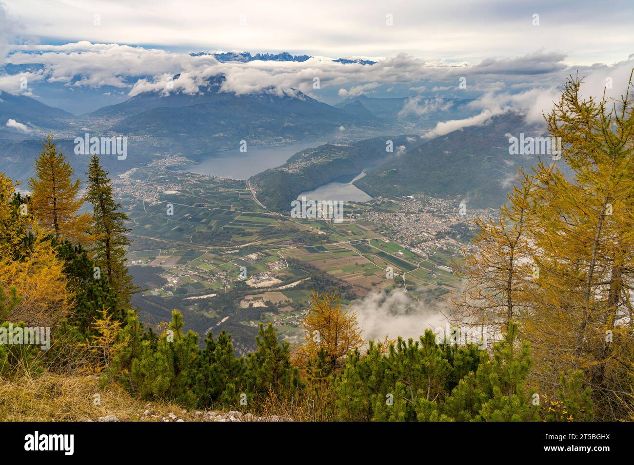Blick vom Gipfel des Berg Pizzo di Levico auf die seen im Suganertal, Trentino, Italien, Europa | Vista desde la cumbre del monte Pizzo di Levico hasta t Foto de stock