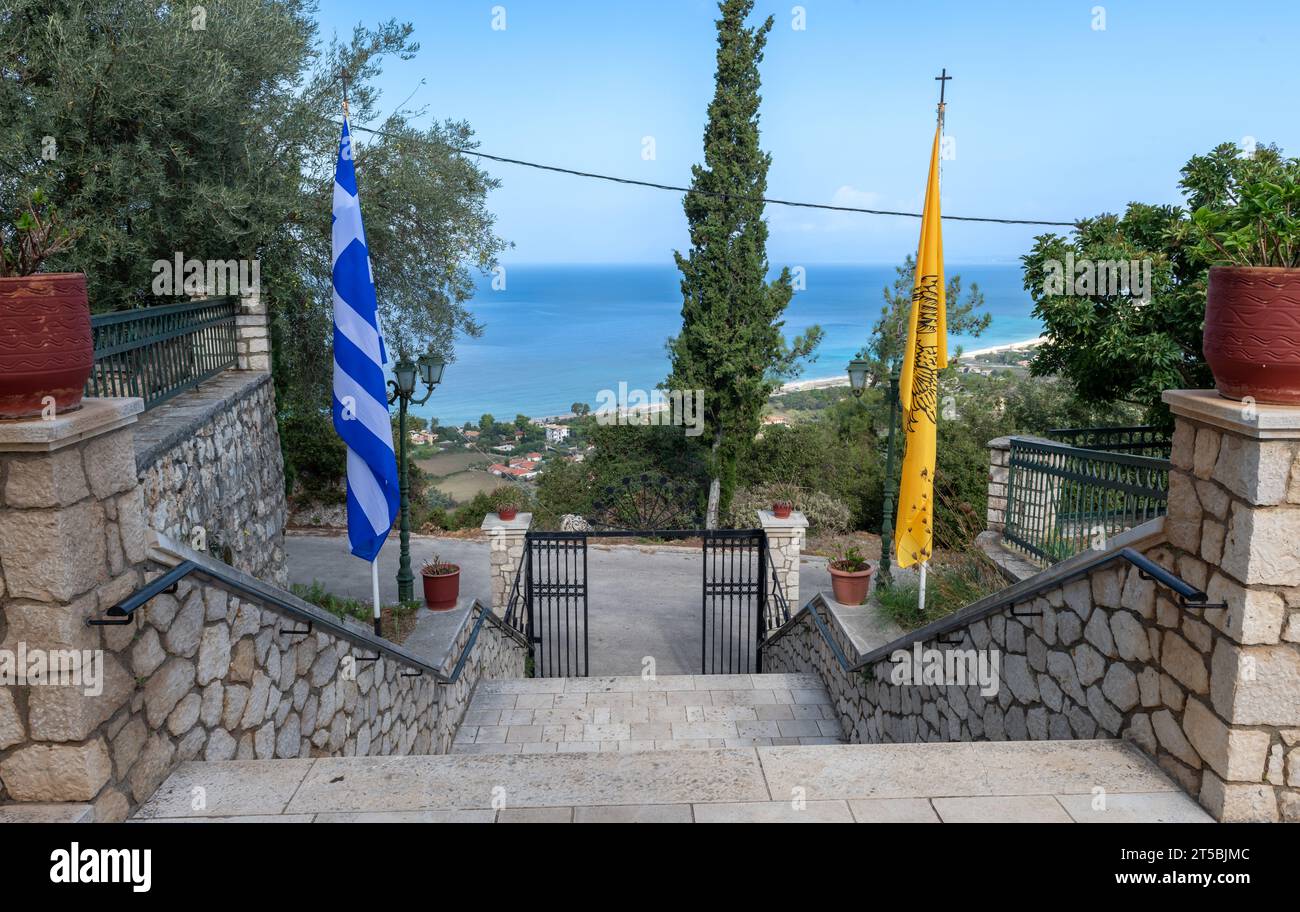 Isla de Lefkada. Grecia - 10.23.2023. Una vista al mar desde la entrada trasera del Monasterio Faneromeni. Foto de stock