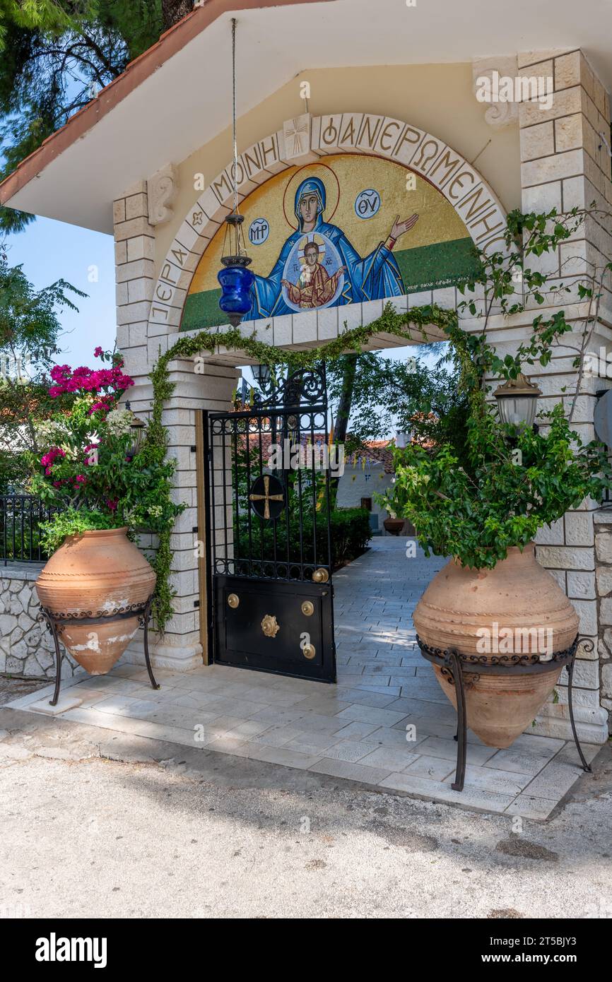 Isla de Lefkada. Grecia - 10.23.2023. La entrada principal al Monasterio Faneromeni. Foto de stock