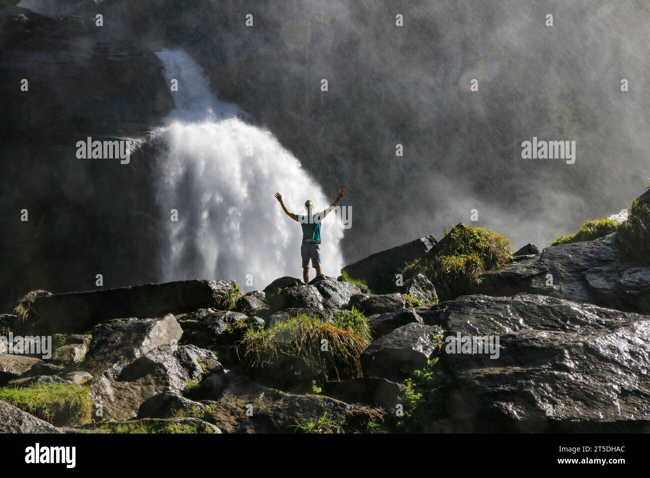 Hombre de pie en cascadas Foto de stock