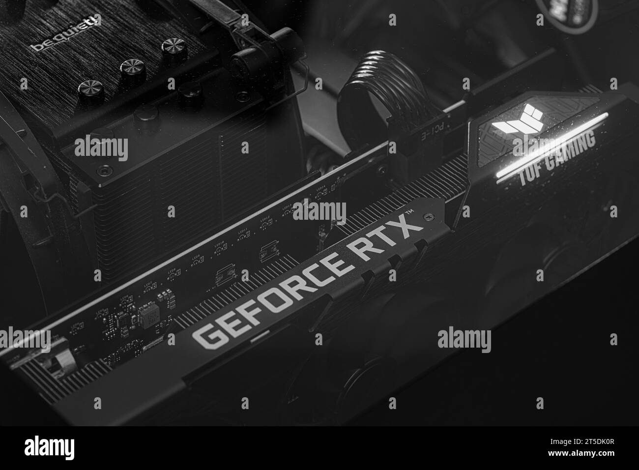 Lviv, Ucrania - 4 de noviembre de 2023: Tarjeta gráfica ASUS TUF Gaming GeForce RTX 3060 Foto de stock
