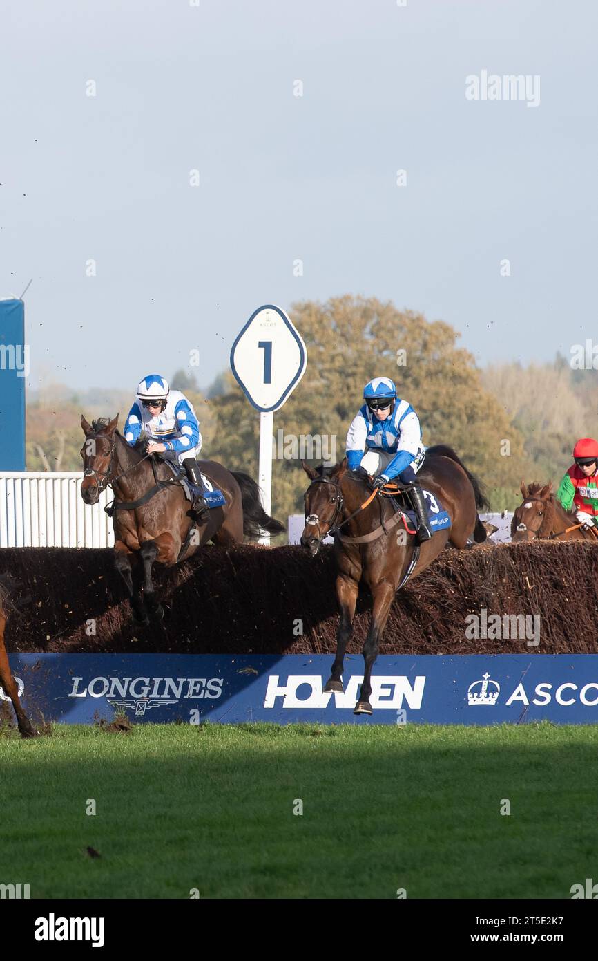 Ascot, Berkshire, Reino Unido. 4 de noviembre de 2023. Horse Boothill (No 3) montado por el jinete Jonathan Burke despeja un salto en la primera milla de la carrera antes de ganar el Byrne Group Handicap Steeple Chase en el Hipódromo de Ascot en el Spectacular Family Raceday de Fireworks. Propietario Brian y Sandy Lambert. Entrenador Harry Fry, Corscombe. El criador Noel James. Patrocinador Grosvenor Sport. Crédito: Maureen McLean/Alamy Live News Foto de stock