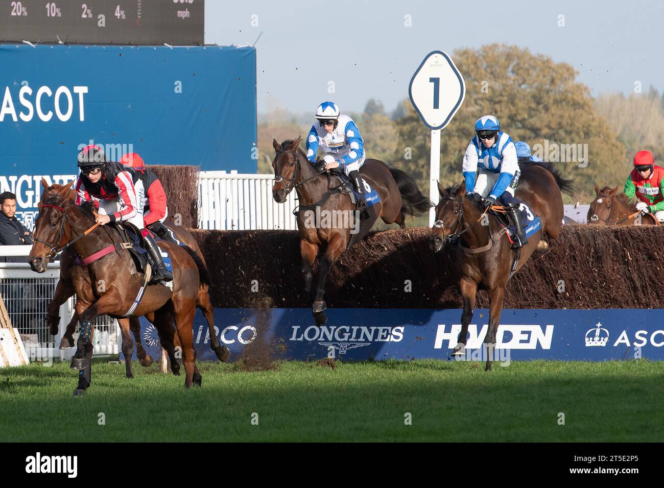 Ascot, Berkshire, Reino Unido. 4 de noviembre de 2023. Horse Boothill (No 3) montado por el jinete Jonathan Burke despeja un salto en la primera milla de la carrera antes de ganar el Byrne Group Handicap Steeple Chase en el Hipódromo de Ascot en el Spectacular Family Raceday de Fireworks. Propietario Brian y Sandy Lambert. Entrenador Harry Fry, Corscombe. El criador Noel James. Patrocinador Grosvenor Sport. Crédito: Maureen McLean/Alamy Live News Foto de stock