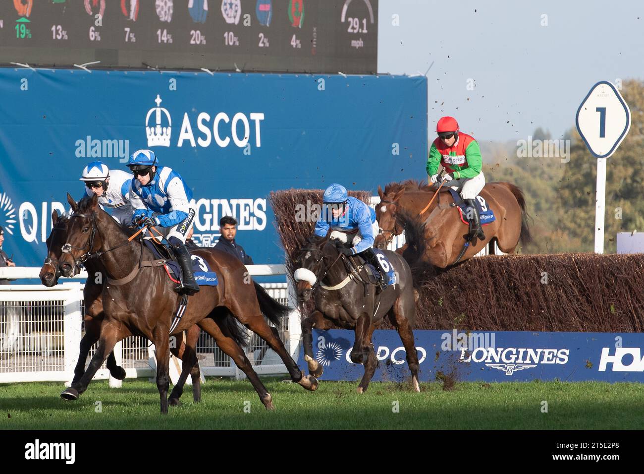 Ascot, Berkshire, Reino Unido. 4 de noviembre de 2023. Horse Boothill (No 3) montado por el jinete Jonathan Burke despeja un salto en la primera milla de la carrera antes de ganar el Byrne Group Handicap Steeple Chase en el Hipódromo de Ascot en el Spectacular Family Raceday de Fireworks. Propietario Brian y Sandy Lambert. Entrenador Harry Fry, Corscombe. El criador Noel James. Patrocinador Grosvenor Sport. Crédito: Maureen McLean/Alamy Live News Foto de stock