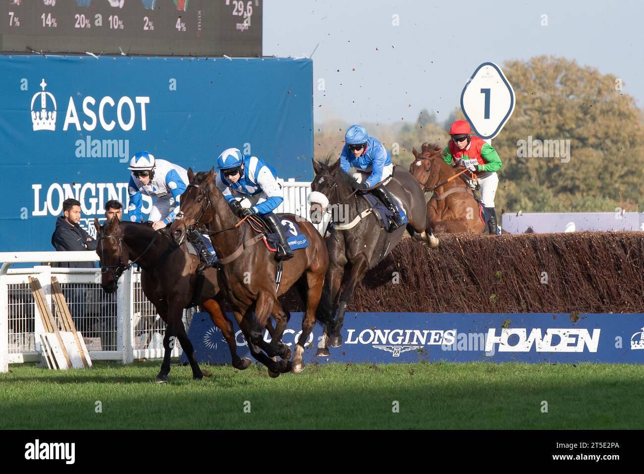 Ascot, Berkshire, Reino Unido. 4 de noviembre de 2023. Horse Boothill (No 3) montado por el jinete Jonathan Burke despeja un salto en la primera milla de la carrera antes de ganar el Byrne Group Handicap Steeple Chase en el Hipódromo de Ascot en el Spectacular Family Raceday de Fireworks. Propietario Brian y Sandy Lambert. Entrenador Harry Fry, Corscombe. El criador Noel James. Patrocinador Grosvenor Sport. Crédito: Maureen McLean/Alamy Live News Foto de stock