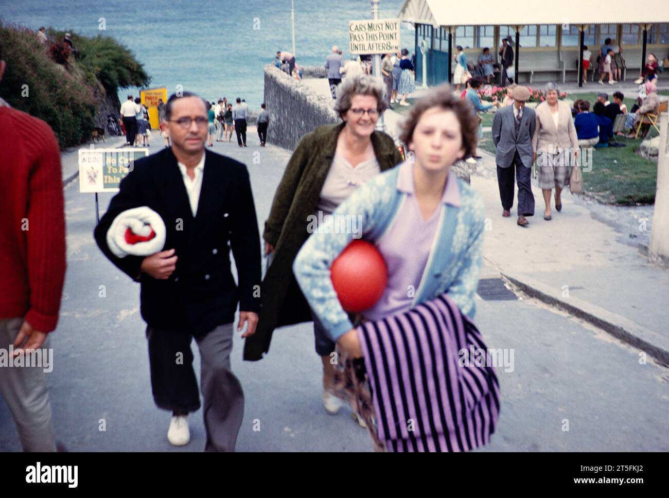 Gente que sube cuesta arriba de la playa de Towan, Newquay, Cornualles, Inglaterra, Reino Unido 1961 Foto de stock