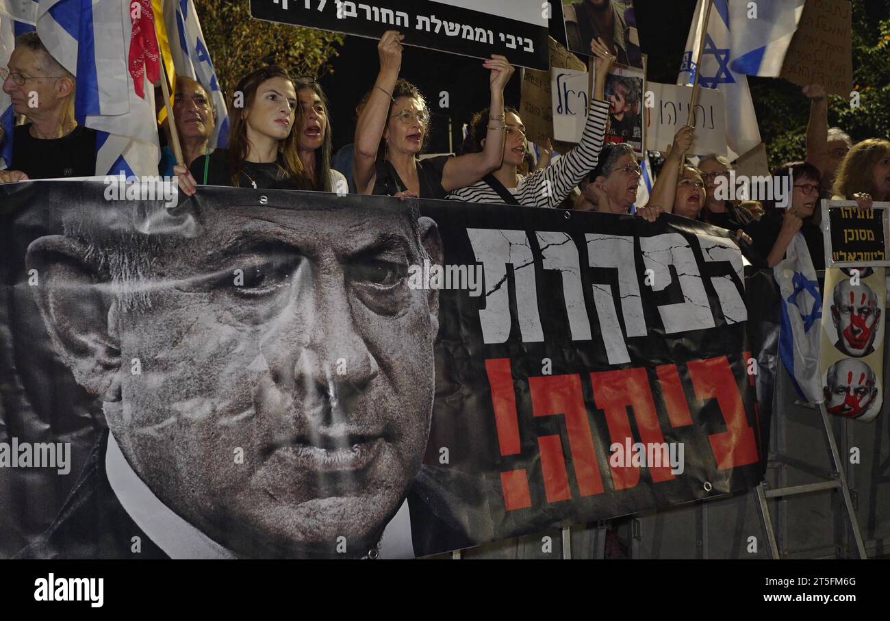 Los manifestantes se reúnen cerca de la casa privada del primer ministro Benjamin Netanyahu en la calle Azza, pidiéndole que renuncie en respuesta al ataque mortal de Hamás en el sur de Israel hace cuatro semanas, el 4 de noviembre de 2023, en Jerusalén Israel. Foto de stock