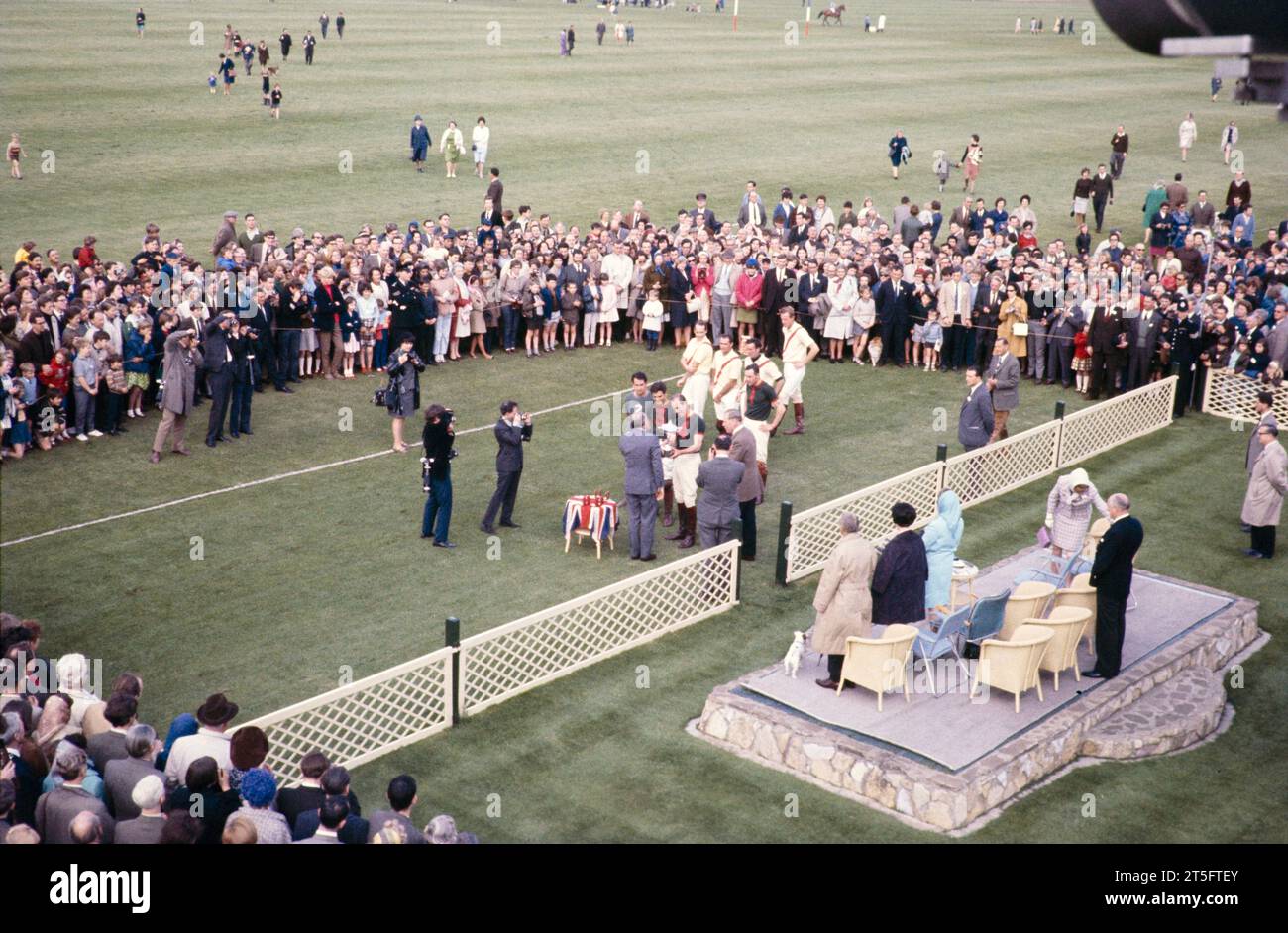 El príncipe Felipe, duque de Edimburgo, recibe el premio, evento de polo, agosto de 1966 Foto de stock