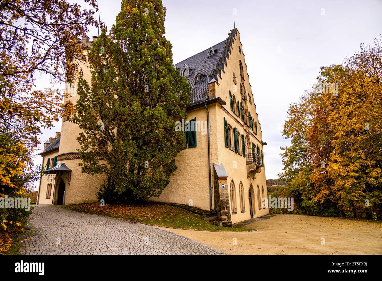 Breve caminata de otoño a través del parque del castillo de Rosenau con el hermoso castillo de Rosenau cerca de Coburg - Rödental - Baviera - Alemania Foto de stock