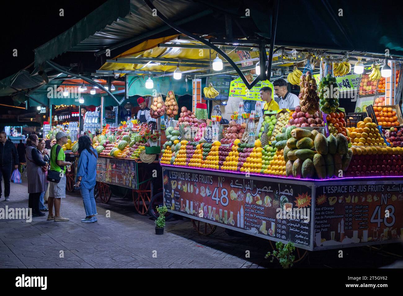 Marruecos Marrakech. El mercado nocturno en la plaza Djema el Fna al atardecer. Foto de stock