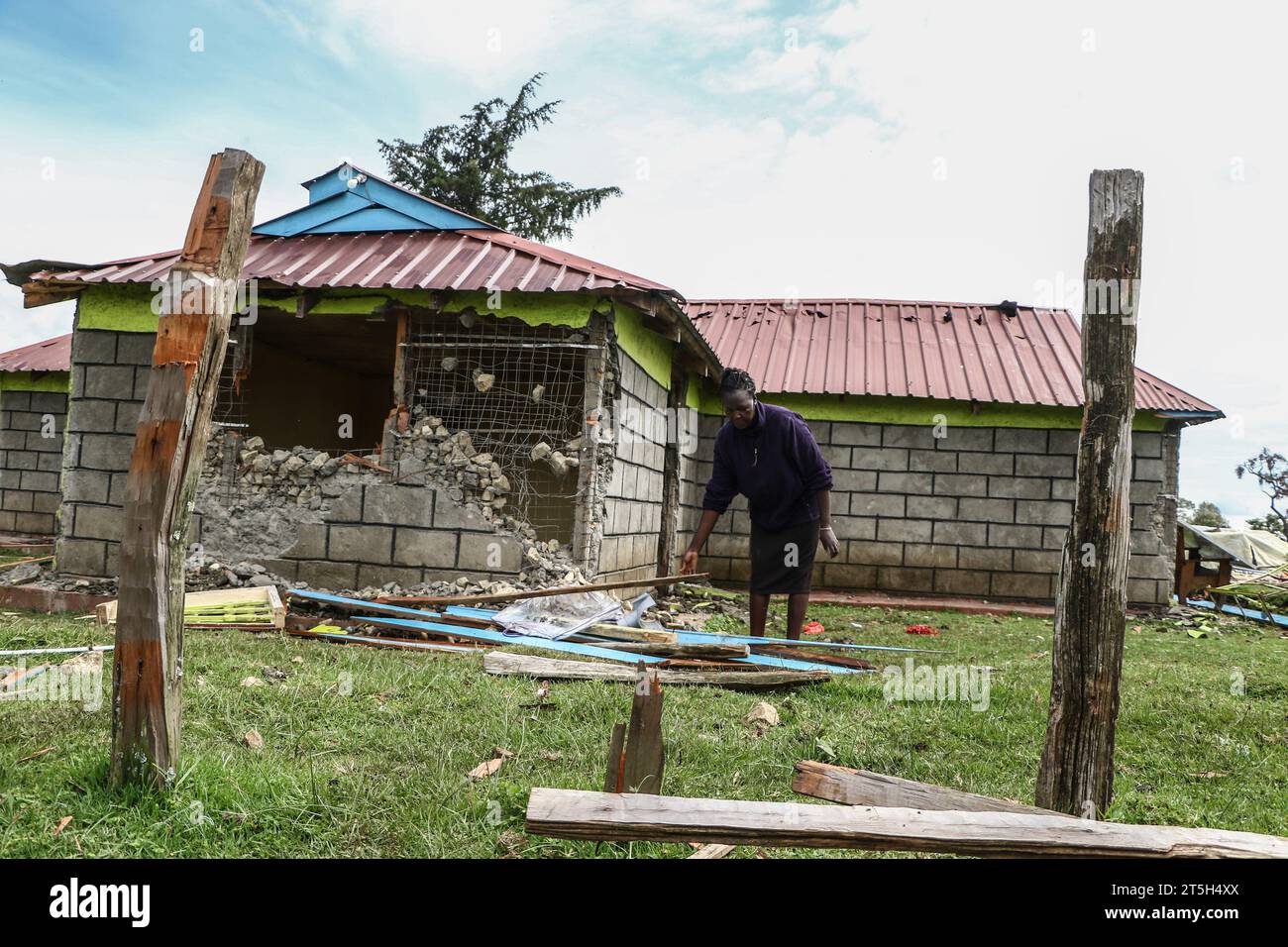 Narok, Kenia. 3 de noviembre de 2023. Un miembro de la Comunidad Ogiek rescata lo que quedó después de que la policía demoliera su casa en un intento de sacar a la fuerza a los habitantes del bosque en Sasimwani, bosque de Mau. Cientos de personas de la comunidad Ogiek han quedado sin hogar y en un frío mordaz después de que el Gobierno de Kenya emprendiera un ejercicio de desalojo para expulsar a los presuntos invasores del bosque Mau. Una declaración del Programa de Desarrollo del Pueblo Ogiek (OPDP) dijo que el desalojo de las comunidades forestales viola sus derechos humanos y pidió al gobierno que detenga inmediatamente el ejercicio. (CR Foto de stock