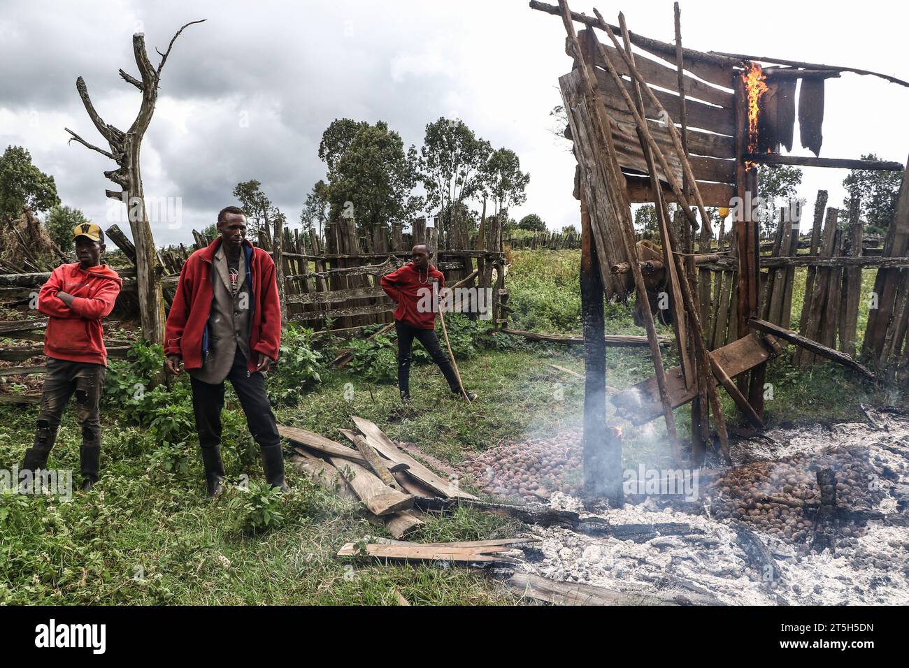 Kenyatta Ngusilo (C), miembro de la Comunidad Ogiek, observa cómo su almacén se quema en el bosque de Sasimwani Mau. Cientos de personas de la comunidad Ogiek han quedado sin hogar y en un frío mordaz después de que el Gobierno de Kenya emprendiera un ejercicio de desalojo para expulsar a los presuntos invasores del bosque Mau. Una declaración del Programa de Desarrollo del Pueblo Ogiek (OPDP) dijo que el desalojo de las comunidades forestales viola sus derechos humanos y pidió al gobierno que detenga inmediatamente el ejercicio. (Foto de James Wakibia/SOPA Images/Sipa USA) Foto de stock