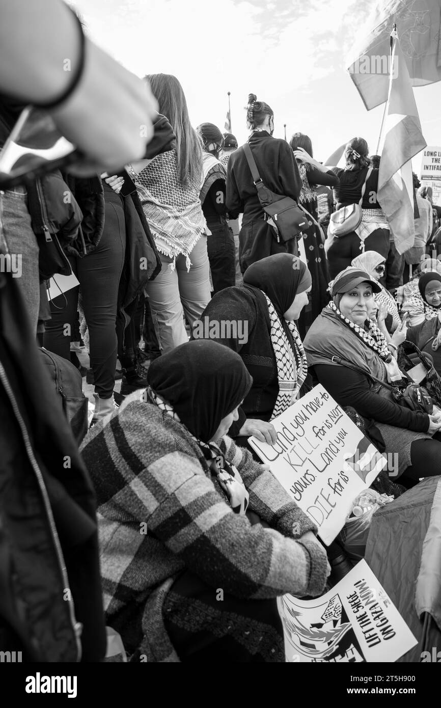 Washington, DC - 11-4-2023: Mujeres de edad avanzada protestan en la marcha pro-Palestina Foto de stock