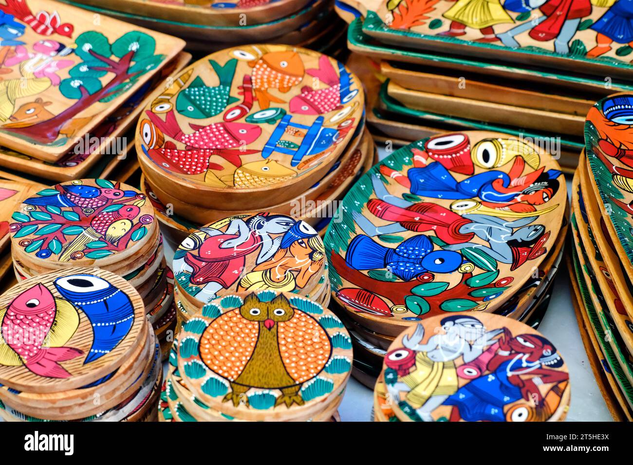 Pune, India, Artículos de artesanía con enfoque selectivo, textiles y coloridos artículos de madera con diseño tradicional para la venta en el mercado indio. Foto de stock