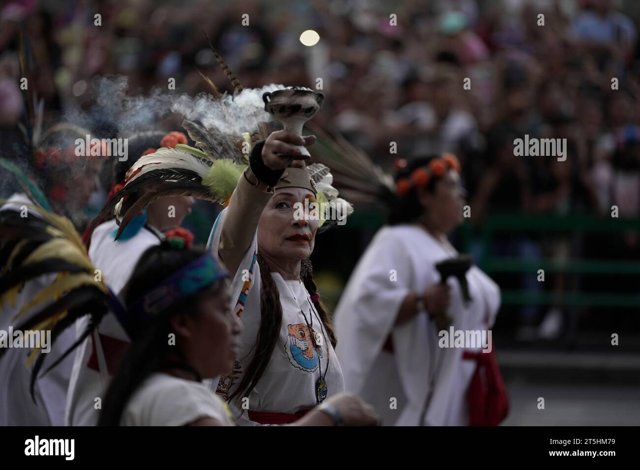 México, México. 04 de noviembre de 2023. Una chica con saludo de maquillaje durante el desfile del Día de los Muertos. Cada año se celebra en la Ciudad de México el Desfile del Día de Muertos, una celebración que reúne a visitantes nacionales y miles de turistas para conocer las tradiciones del país en estas fechas conmemorativas de los fallecidos. (Foto de Guillermo Díaz/SOPA Images/Sipa USA) Crédito: SIPA USA/Alamy Live News Foto de stock