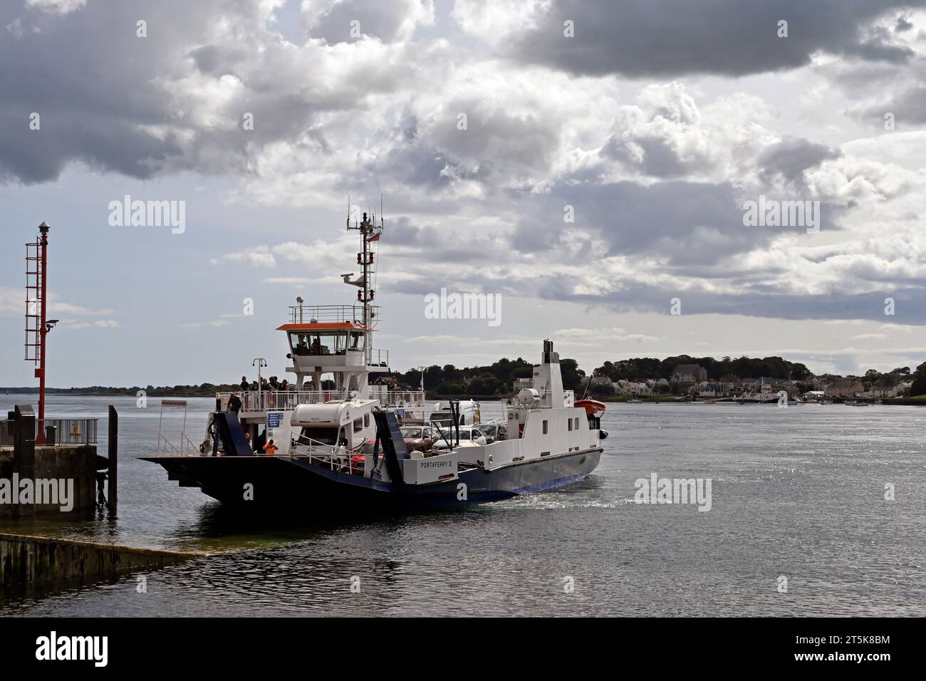 Una vista del transbordador de vehículos Strangford Portaferry que se acerca al aterrizaje en la terminal de ferry en Portaferry Foto de stock