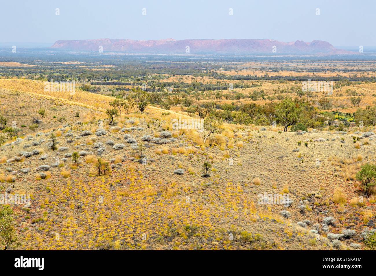Vista a través del desierto a Tnorala (Gosse Bluff) Foto de stock