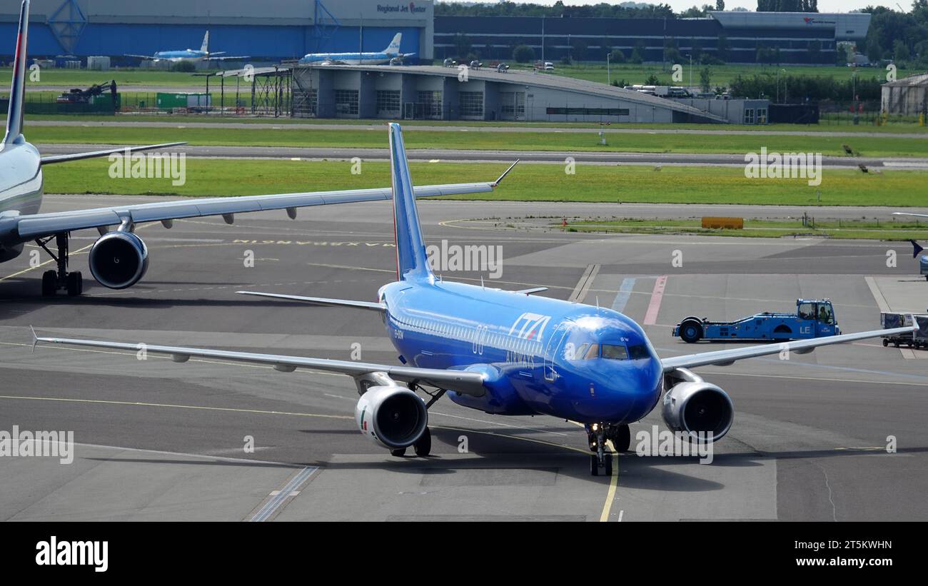 Schiphol, Países Bajos - 14 de agosto de 2023 llega un Airbus A320-200 de ITA Airways con número de cola EI-DSW Foto de stock