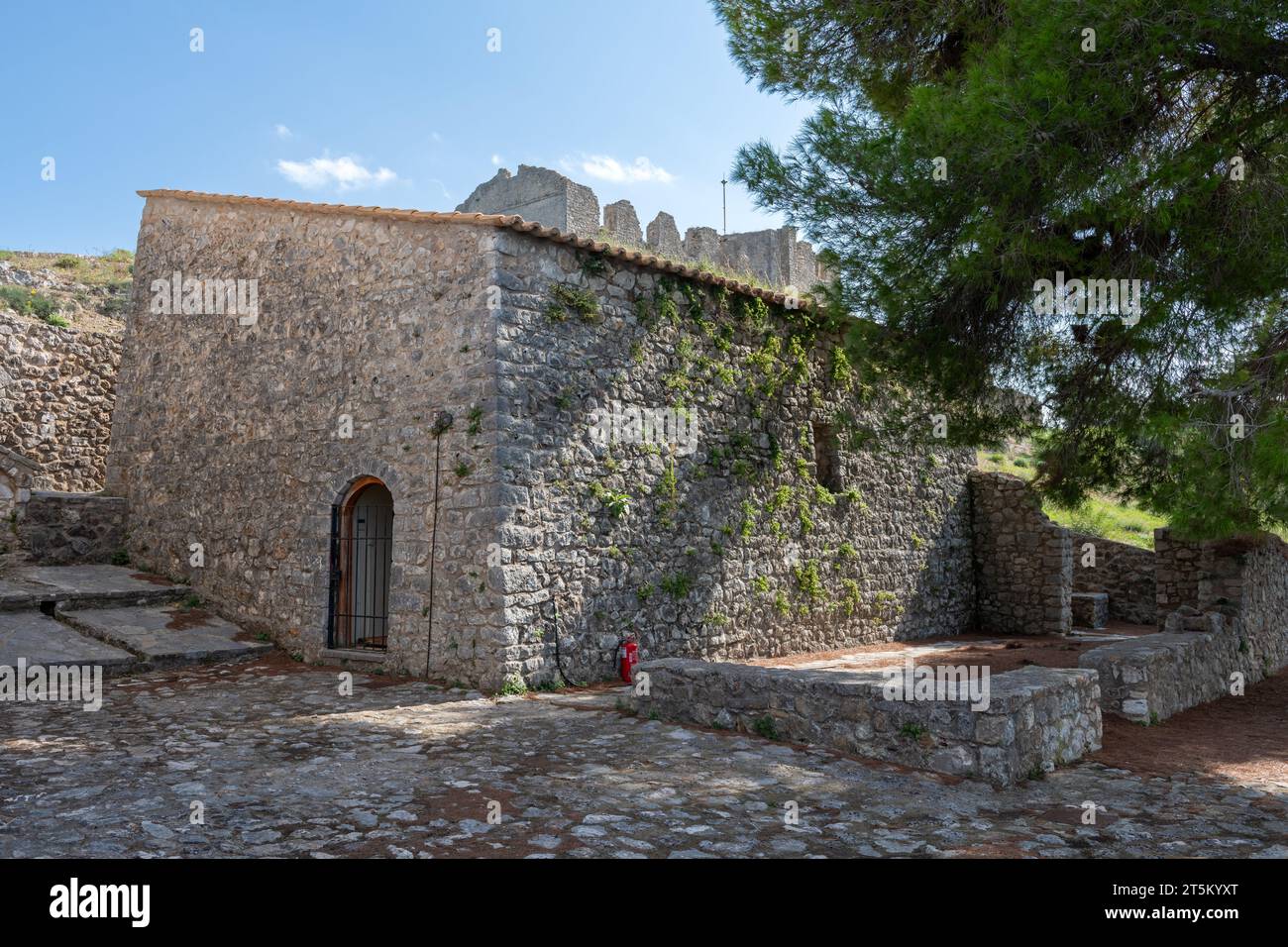 Una iglesia dentro del suelo del castillo veneciano de Vonitsa. Vonitsa. Grecia. Foto de stock