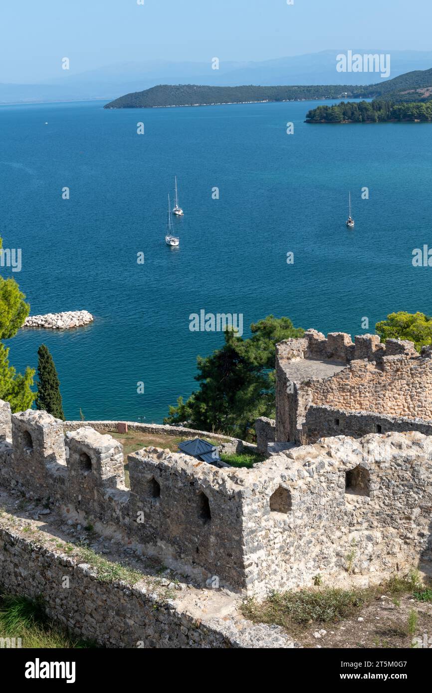 Una vista al mar desde la batalla del castillo veneciano de Vonitsa. Grecia. Foto de stock