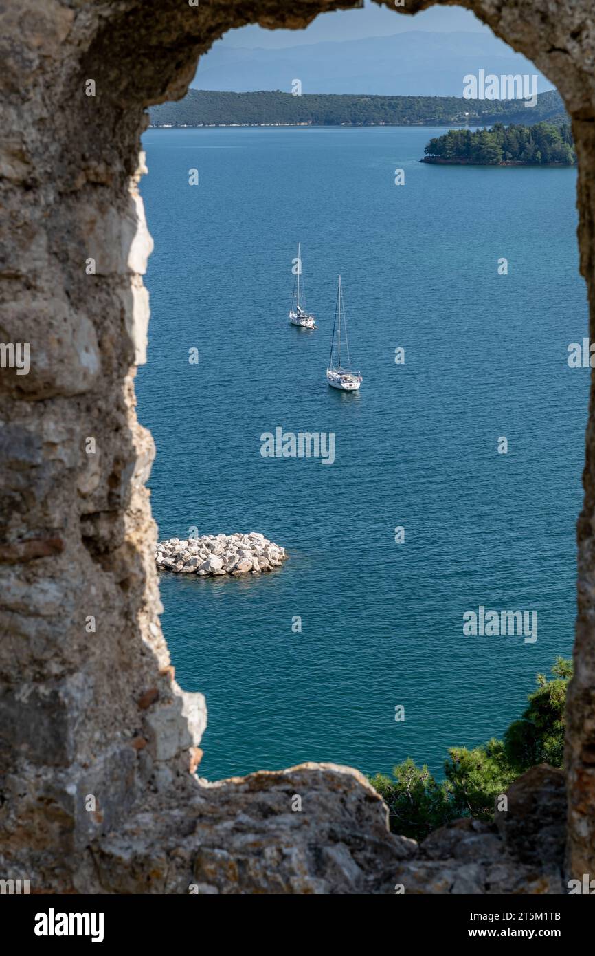 Una vista al mar desde la batalla del castillo veneciano de Vonitsa. Grecia. Foto de stock