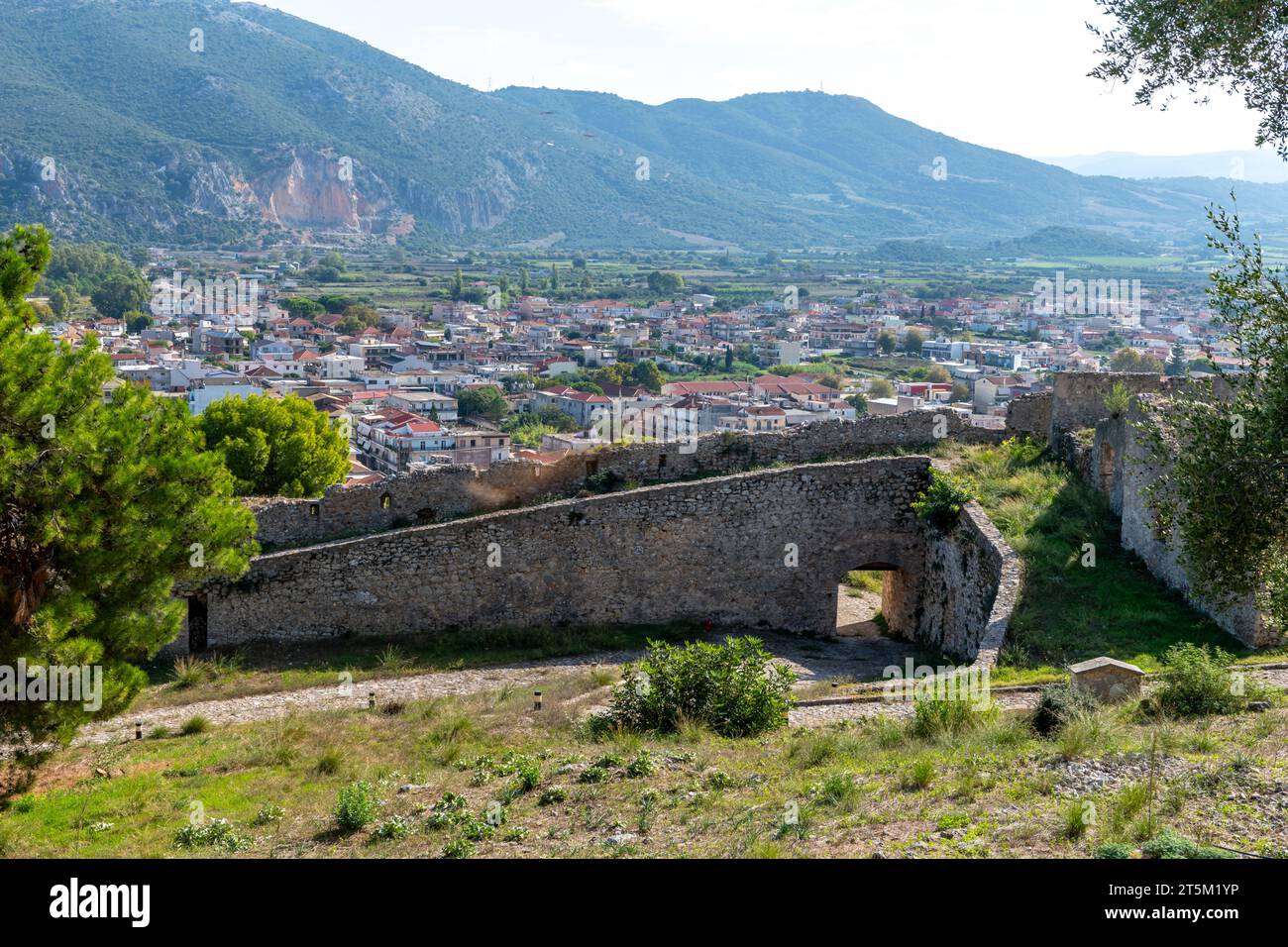 Una vista desde Vonitsa Castillo veneciano de la ciudad de Vonitsa. Grecia. Foto de stock