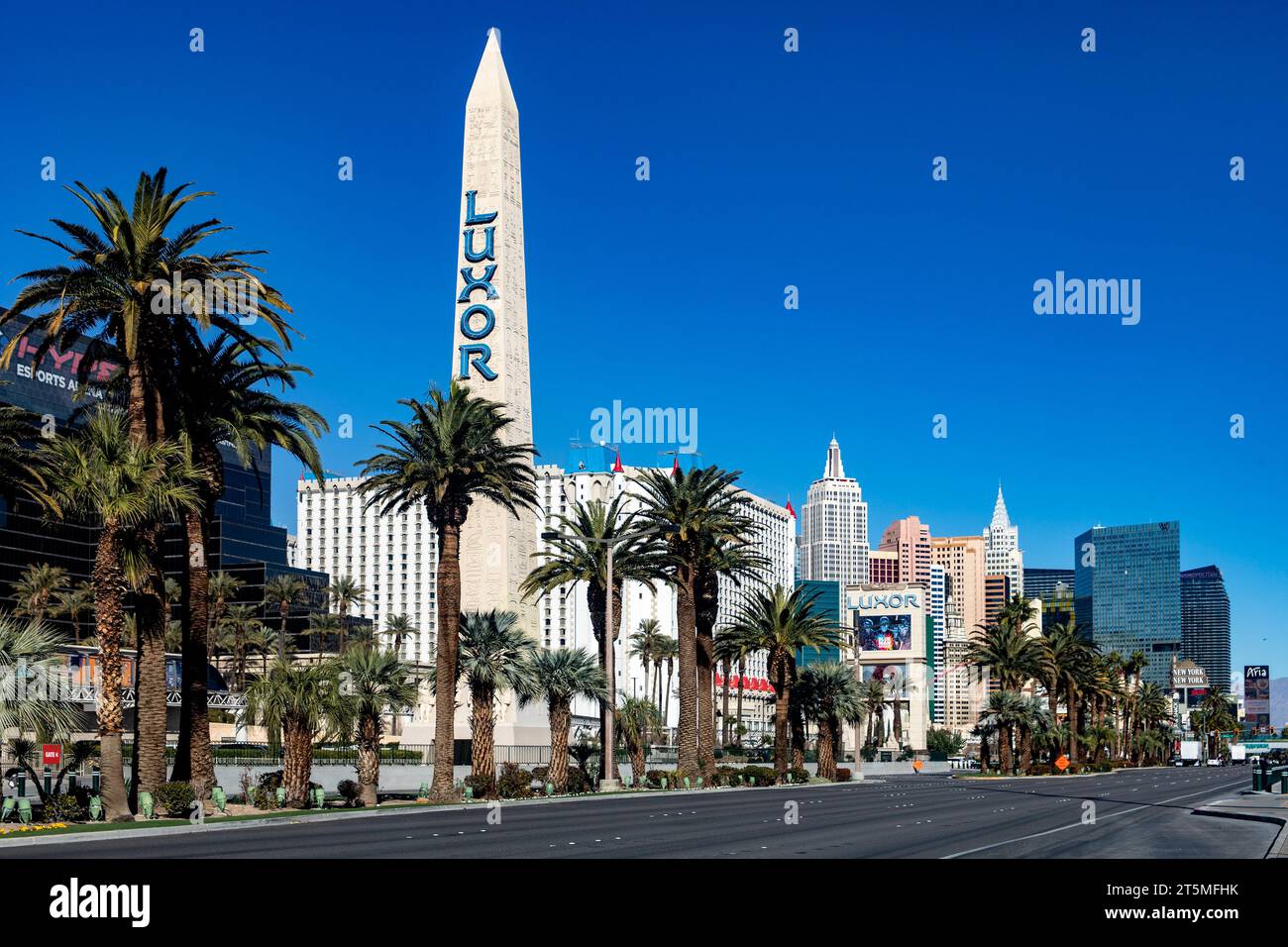 Las Vegas, EE.UU.; 18 de enero de 2023: El Strip de Las Vegas, que es la calle donde se encuentran los hoteles temáticos como el Luxor, Excalibur... Foto de stock